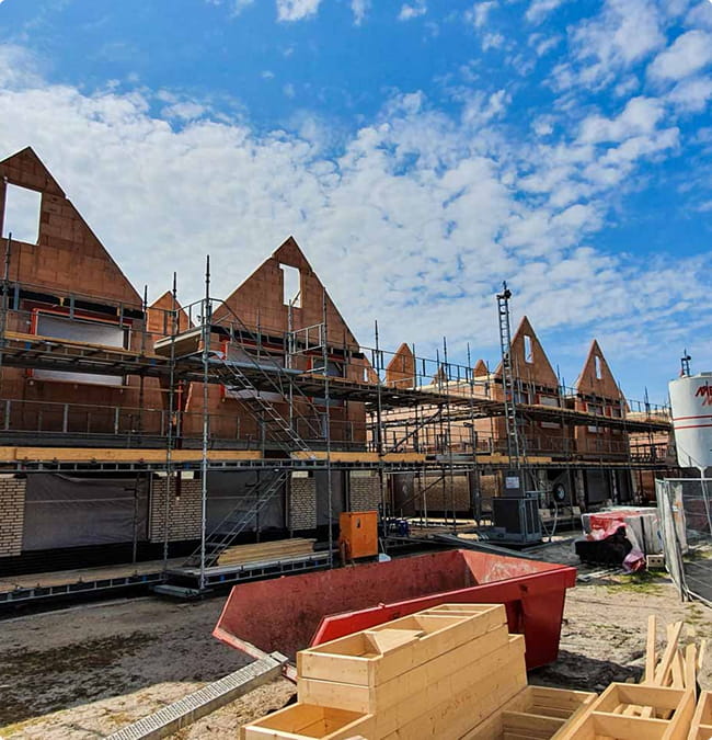 Woningen in aanbouw met gemetselde puntgevels